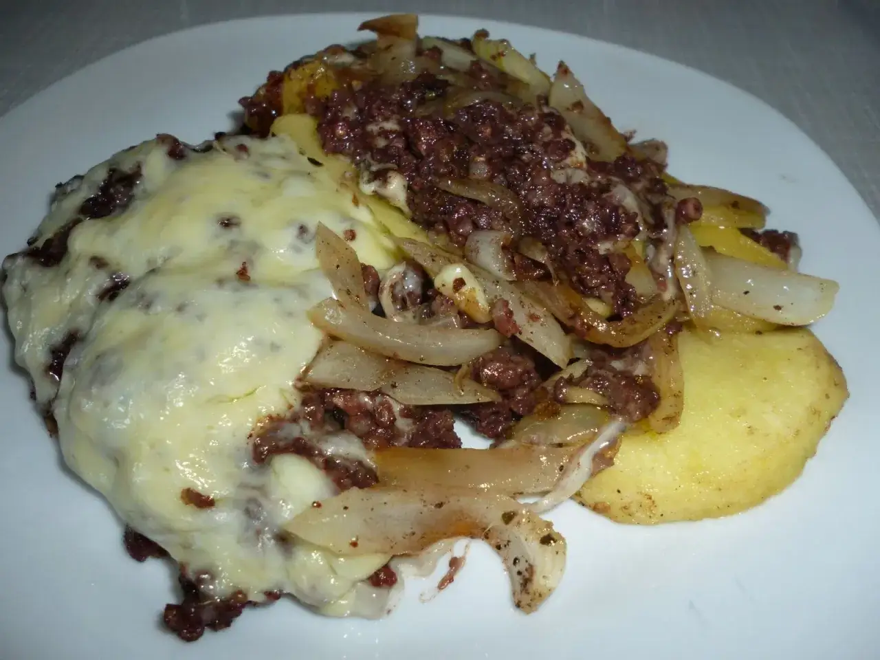 Kaszanka z grilla z jabłkiem i cebulą - prosty przepis na smakowite danie