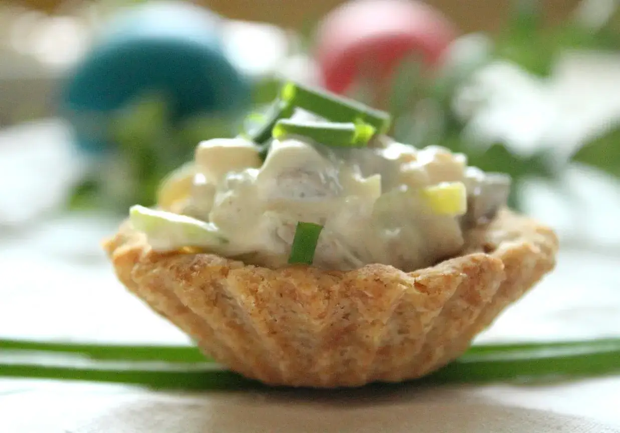 Wytrawne babeczki kruche z kremowym farszem i szczypiorkiem, idealne na wielkanocny stół.