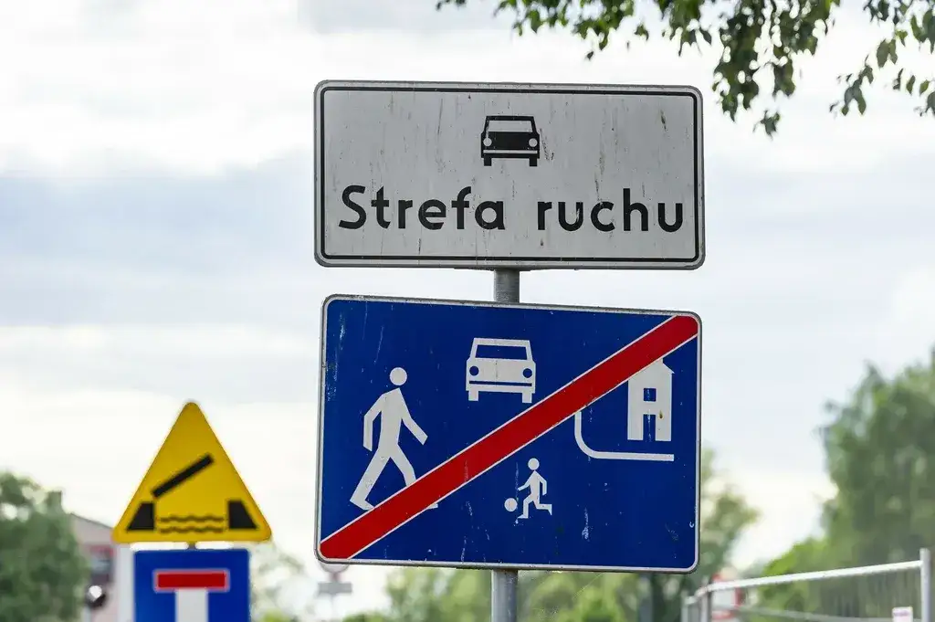 Droga wewnętrzna czy strefa ruchu? Jakie przepisy obowiązują?