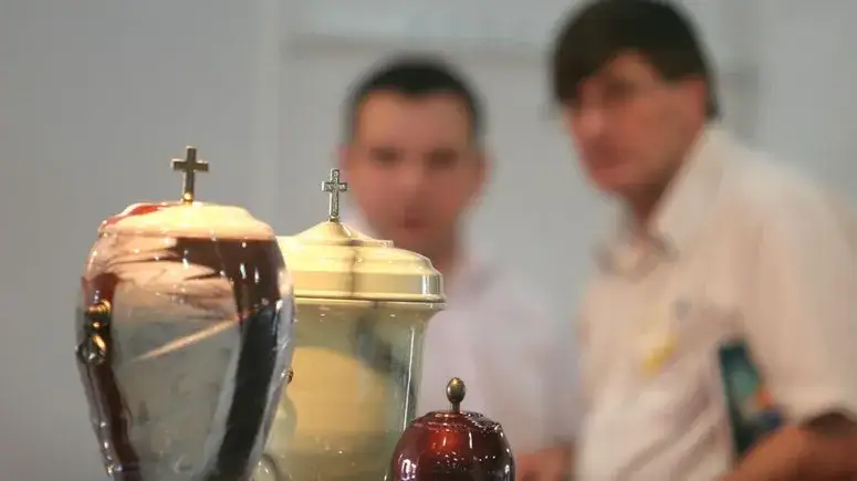 Czy kremacja szkodzi duszy? Prawda o duchowych skutkach kremacji