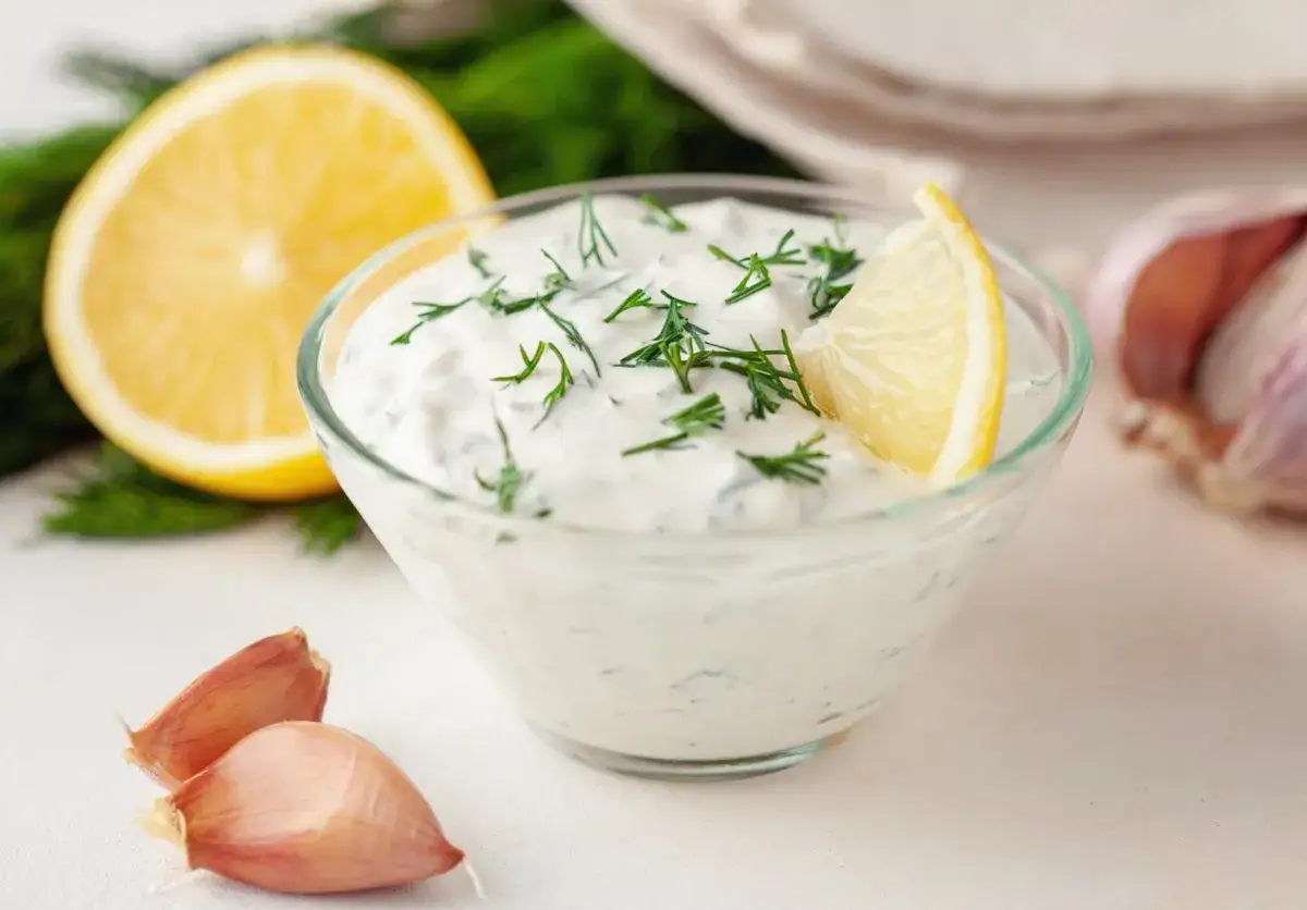 Aksamitny sos czosnkowy jak z restauracji, z dodatkiem świeżego koperku, cytryny i czosnku. Idealny do wielu dań.