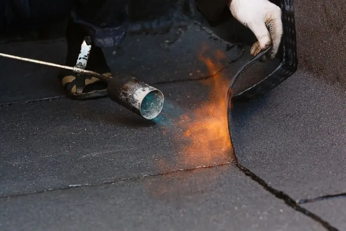 Jak zgrzewać papę - krok po kroku, narzędzia, warunki i bezpieczeństwo