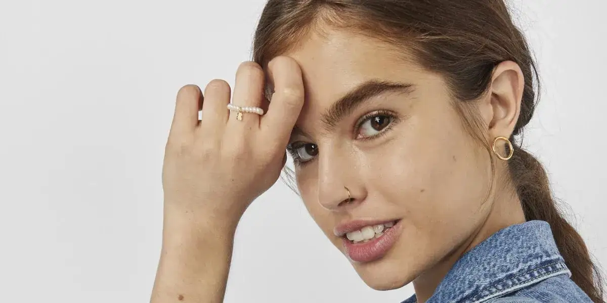 Ile nie można spać na kolczyku? Kluczowe informacje o gojeniu