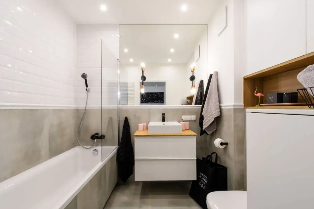 Jak urządzić małą łazienkę w bloku? Sprytne triki i rozwiązania