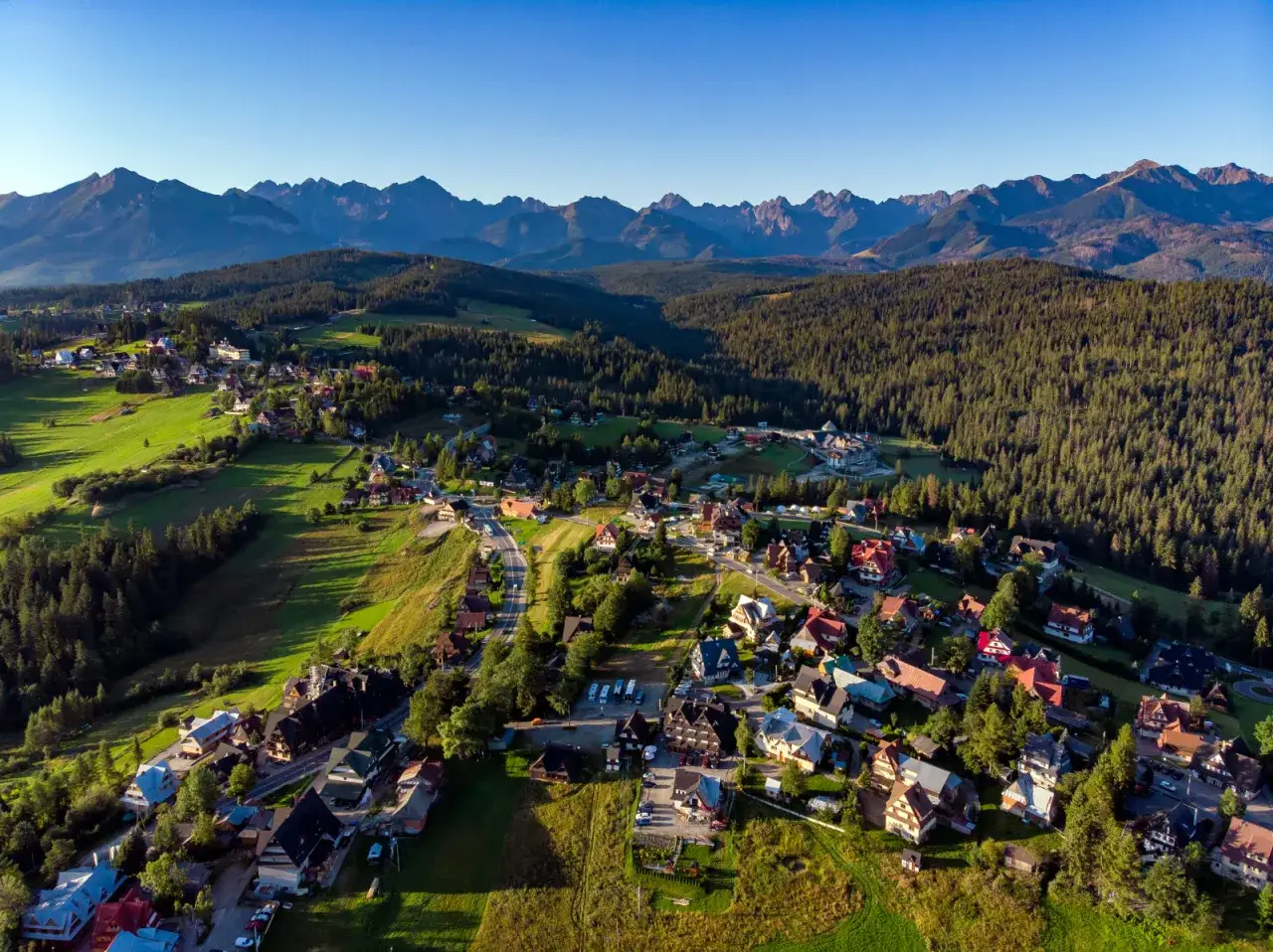 Widok na Bukowinę Tatrzańską i majestatyczne jakie szczyty widać z tej urokliwej miejscowości.