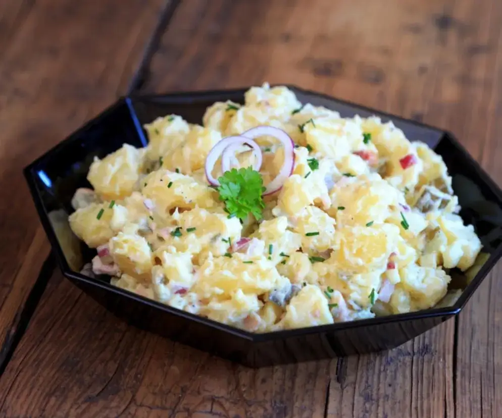 Sekret sałatki gyros: Jak ułożyć warstwy, by była chrupiąca?