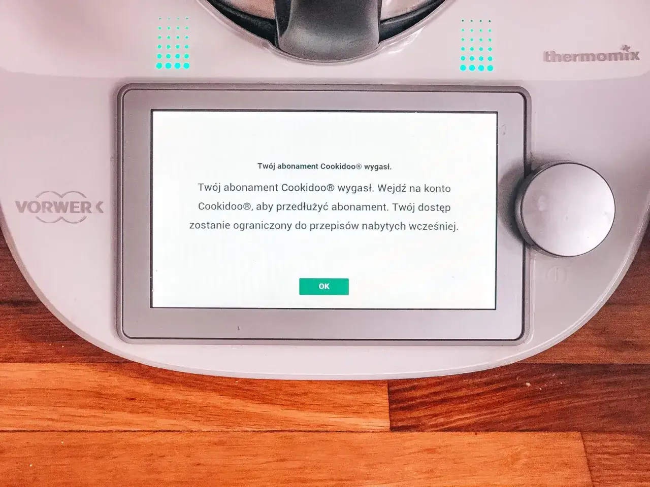 Komunikat na ekranie Thermomixa: "Twój abonament Cookidoo® wygasł. Wejdź na konto Cookidoo®, aby przedłużyć abonament." Zastanawiasz się, ile kosztuje abonament Thermomix?