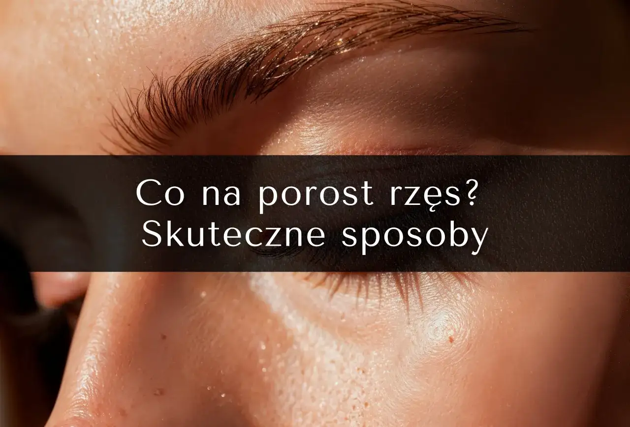 Zbliżenie na oko z tekstem "Co na porost rzęs? Skuteczne sposoby". Dowiedz się, jak szybko rosną rzęsy i jak je wzmocnić.