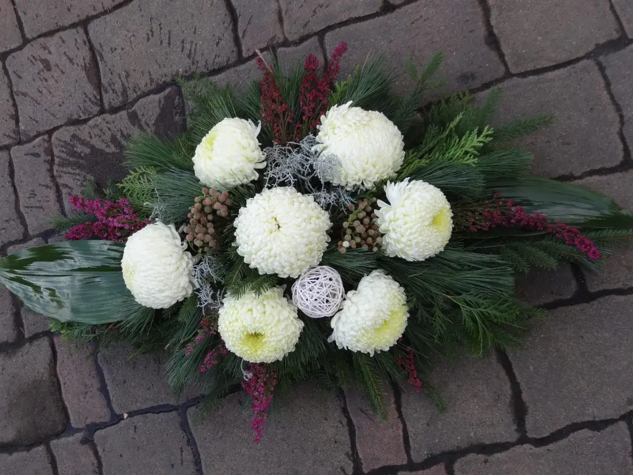 Jak zrobić stroik na cmentarz z żywych kwiatów, aby uczcić bliskich