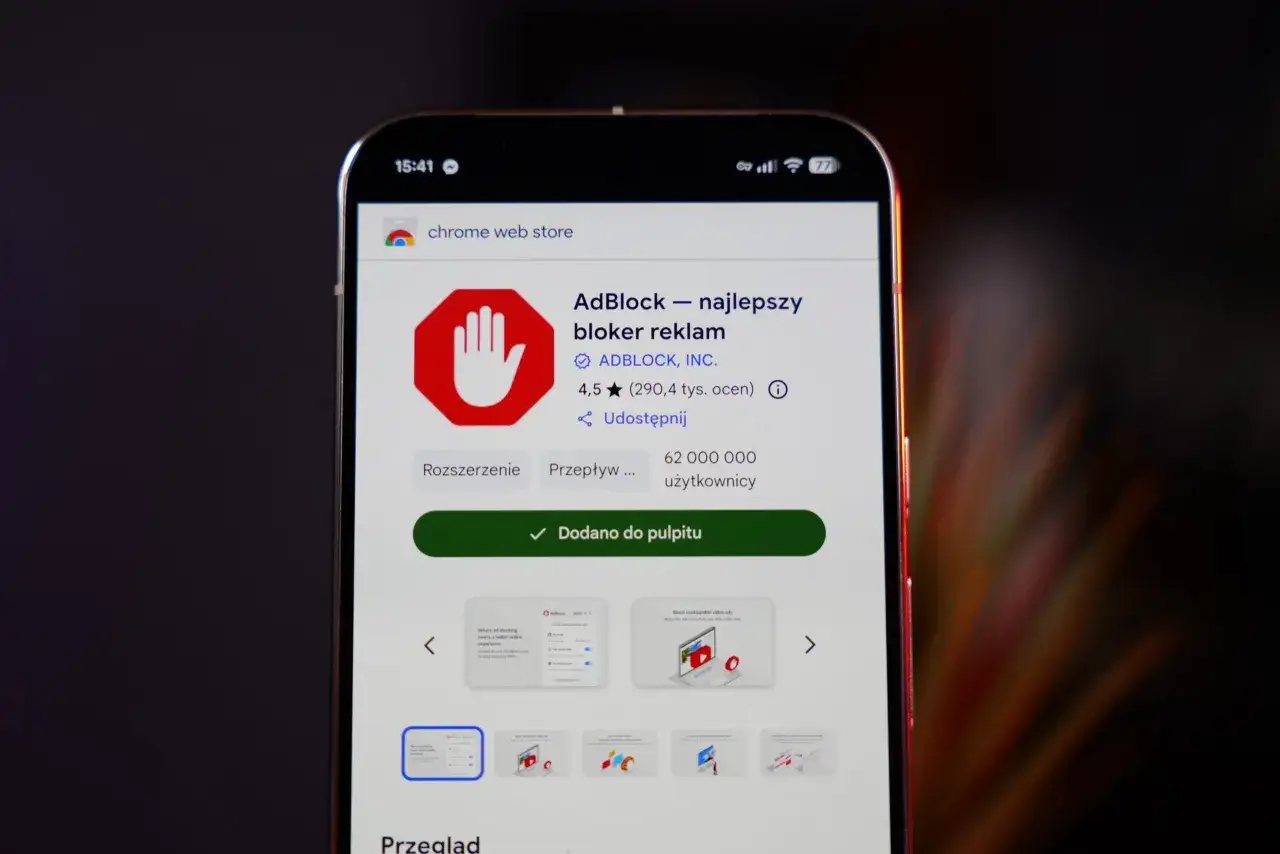 Ekran smartfona z aplikacją AdBlock w sklepie Chrome Web Store.