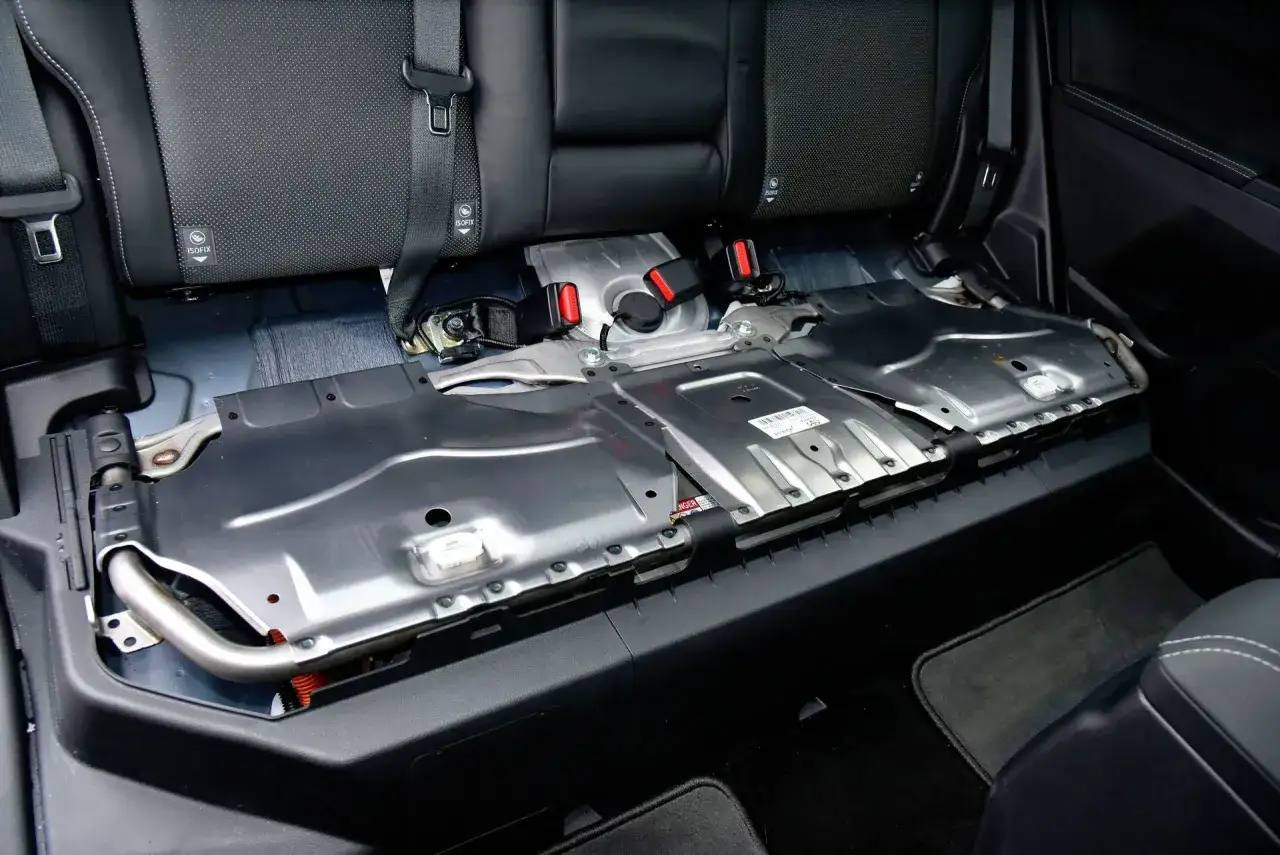 Gdzie jest akumulator 12V w Toyota Auris Hybrid? Oto zaskakująca lokalizacja