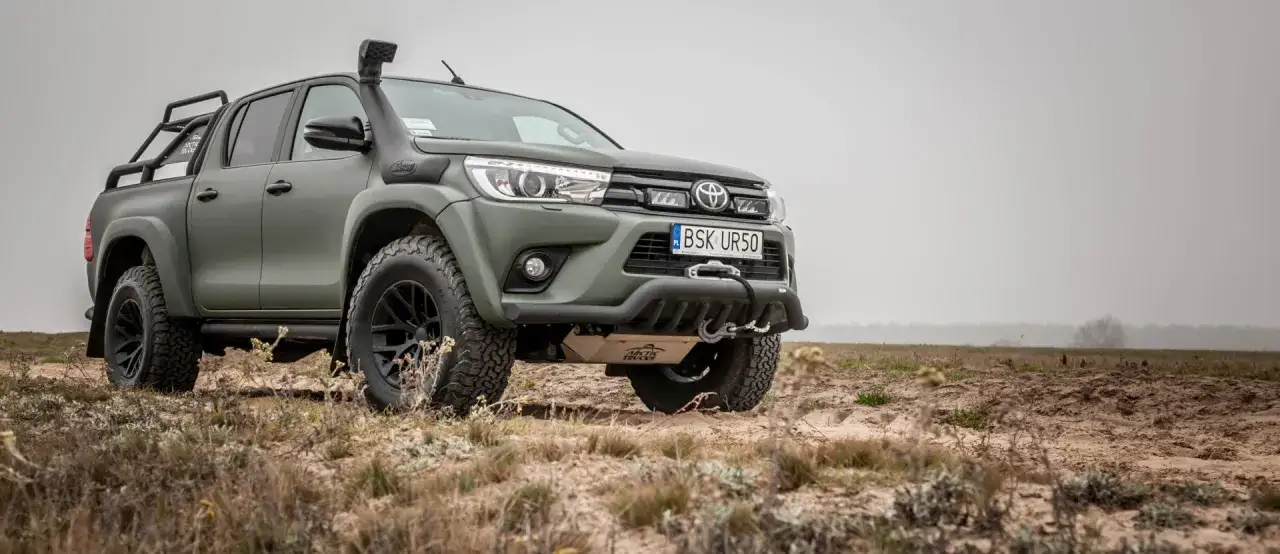 Zielony, terenowy pickup z wyciągarką i snorkel'em. Idealne jakie auto na ryby, by dotrzeć wszędzie.