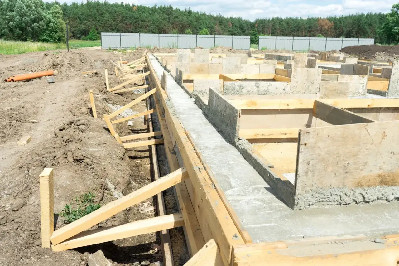 Budowa fundamentów domu szkieletowego: szalunki i wylany beton.