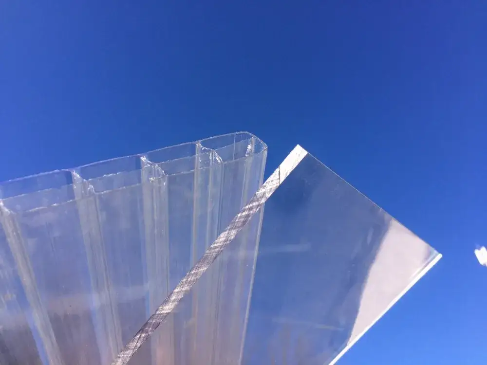 Usuń rysy z poliwęglanu: Lity czy komorowy? Poradnik eksperta