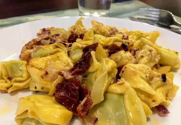 Jaki sos do tortellini ze szpinakiem i ricottą, aby zachwycić smakiem?