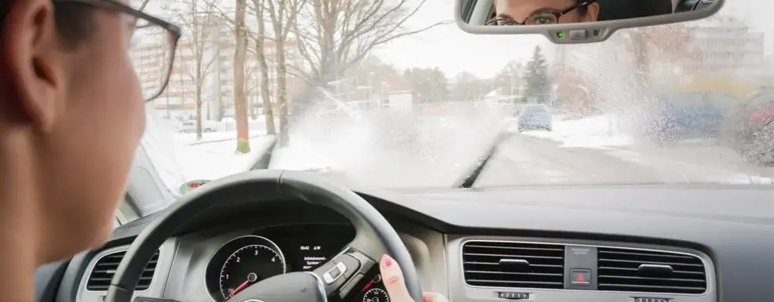 Scheibenwischwasser nachfüllen: So vermeiden Sie Frostschäden und Probleme