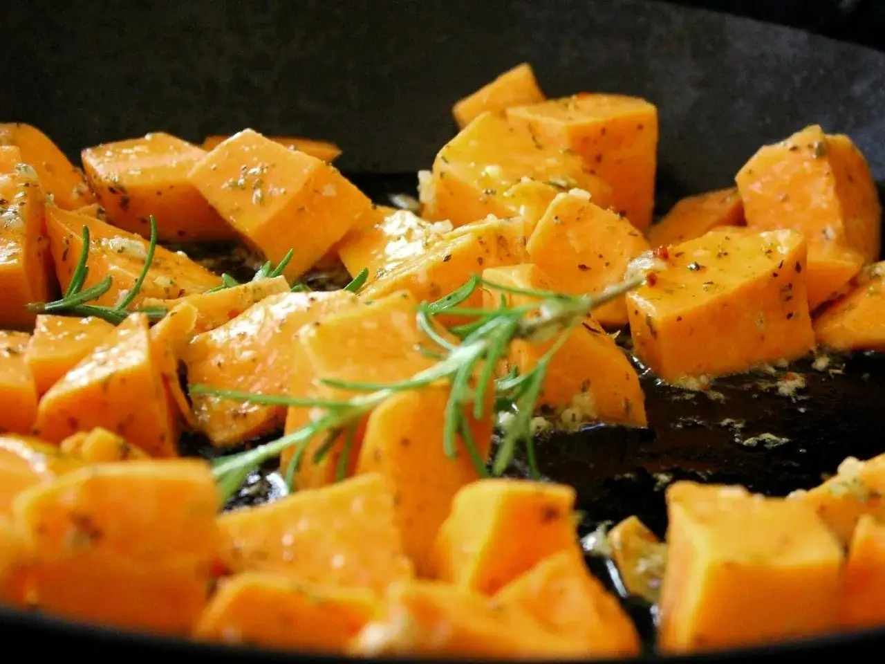 Jak zrobić bataty na obiad - proste przepisy, które zachwycą smakami