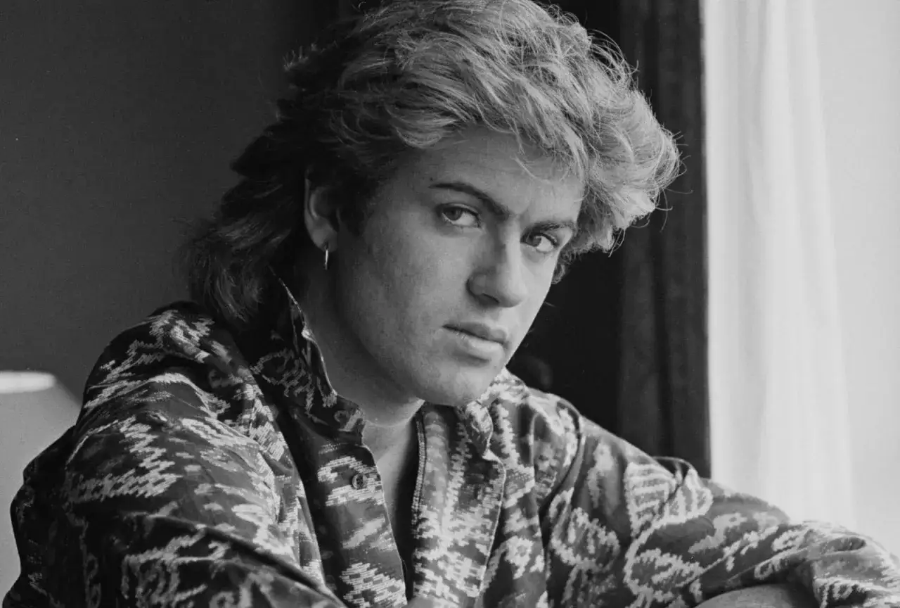 George Michael, który śpiewa Last Christmas, w charakterystycznej koszuli z wzorem.