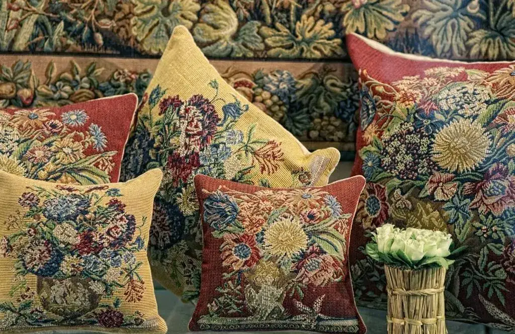 Kto wytwarza dekoracyjne tkaniny ścienne? Poznaj najlepsze marki i rzemieślników