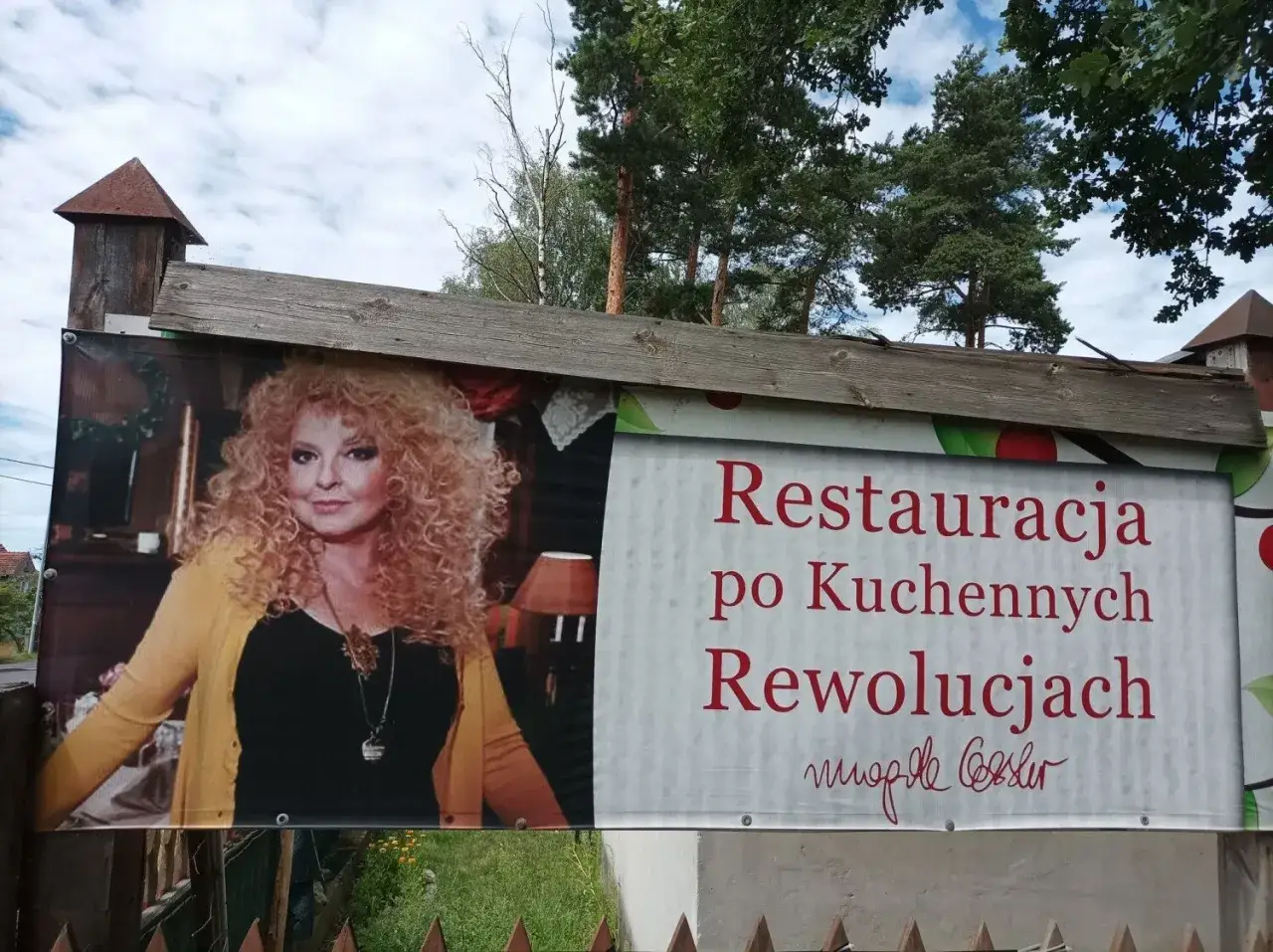 Magda Gessler na banerze restauracji "po Kuchennych Rewolucjach". Czyżby szarlotka z rumieńcem dlaczego zamknięta?