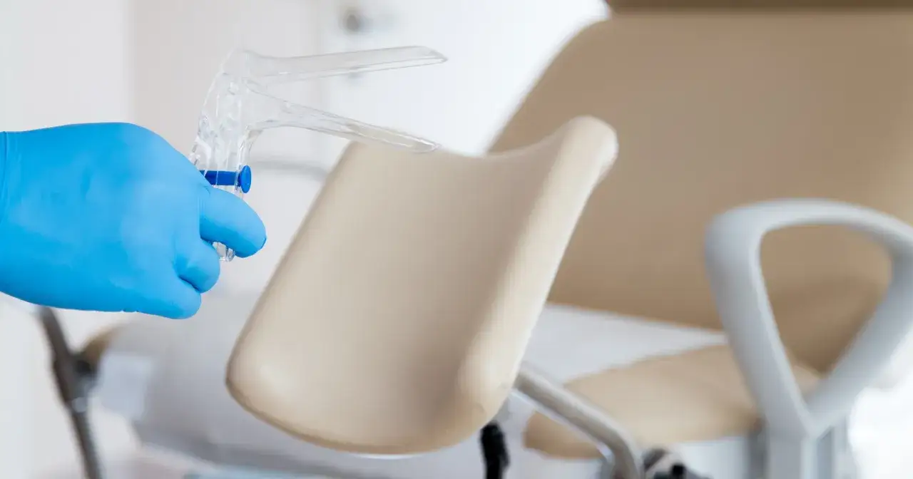 Rękawiczka z niebieską rękawiczką trzymająca wziernik ginekologiczny. Czy do ginekologa potrzebne jest skierowanie od lekarza rodzinnego?