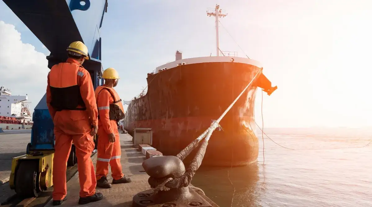 Ile zarabia kapitan statku? Poznaj prawdę o jego zarobkach w Polsce