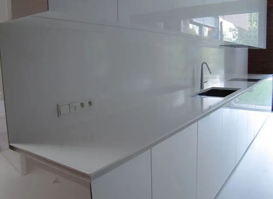 Ile ma wystawać blat kuchenny, by uniknąć problemów z użytkowaniem?