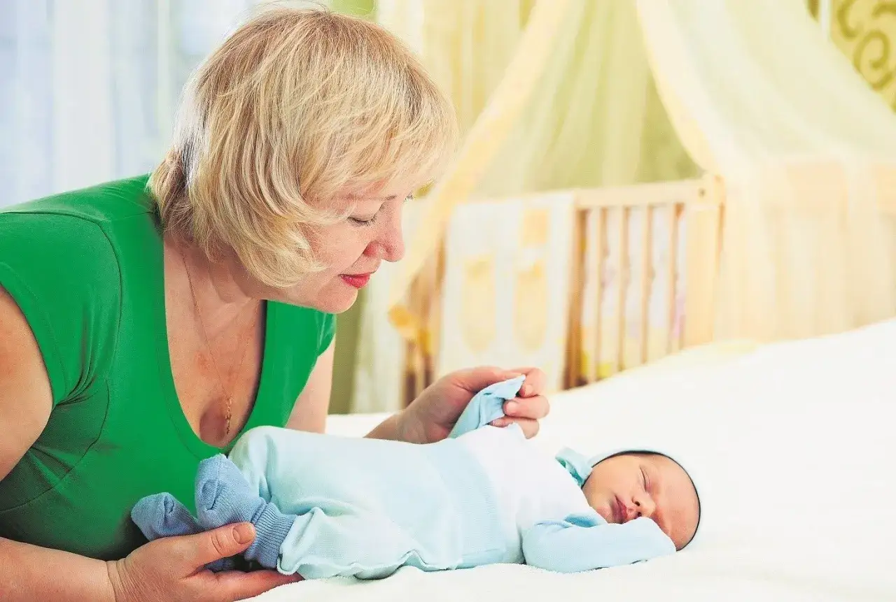 Zatrudnij babcię do opieki nad wnukiem? Zobacz, jak zyskać!