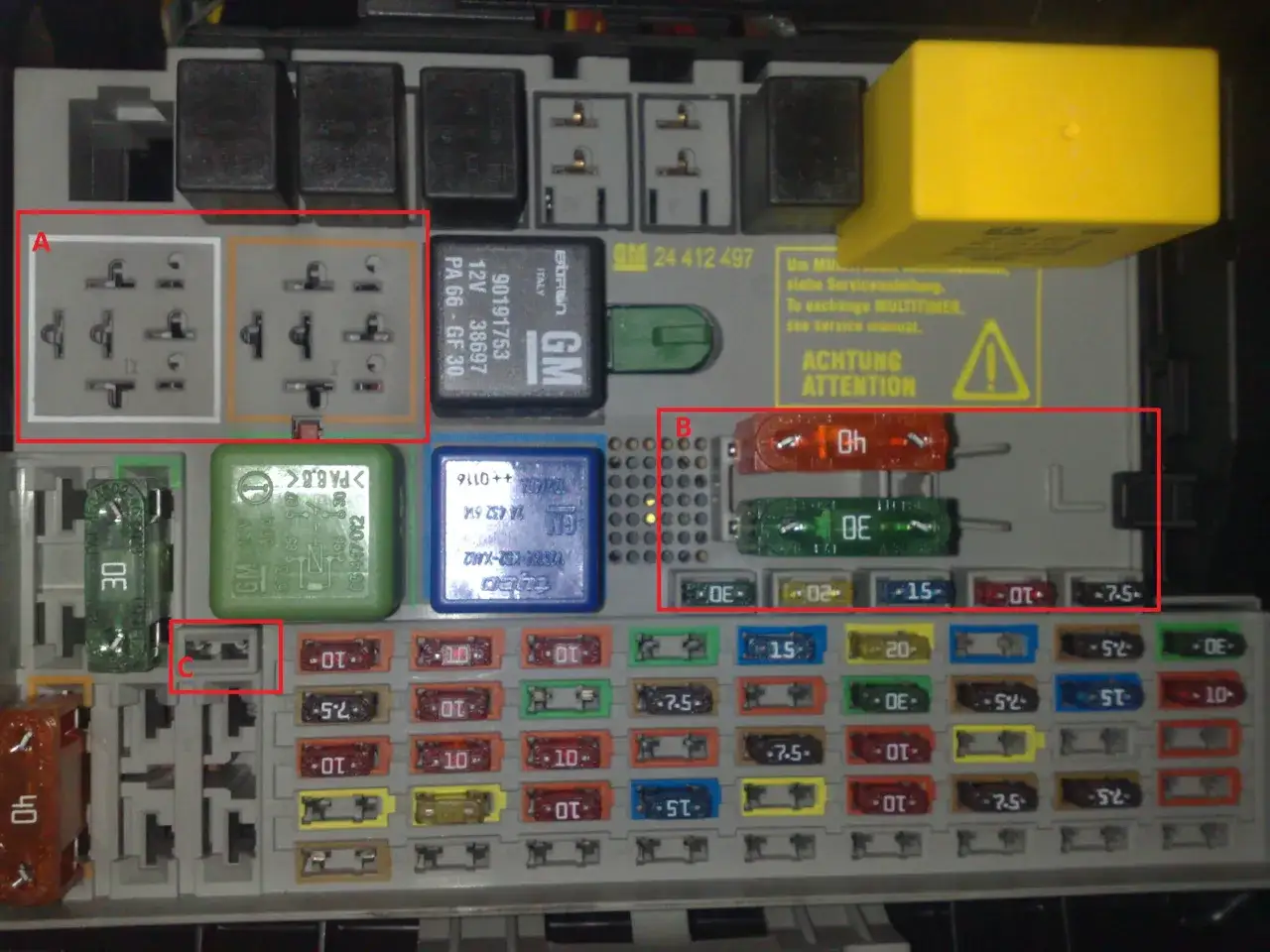Gdzie są bezpieczniki w Opel Astra G? Odkryj łatwe lokalizacje