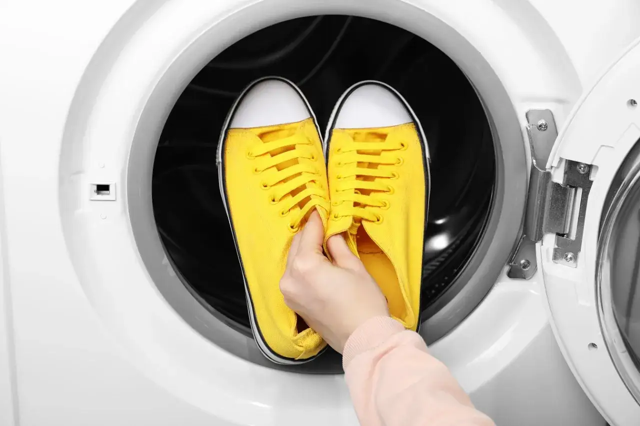 Jak suszyć buty w suszarce? Program, kosz i czego unikać