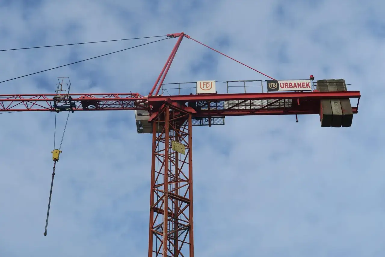 Co to jest dźwig? Kluczowe informacje o jego funkcjach i zastosowaniach