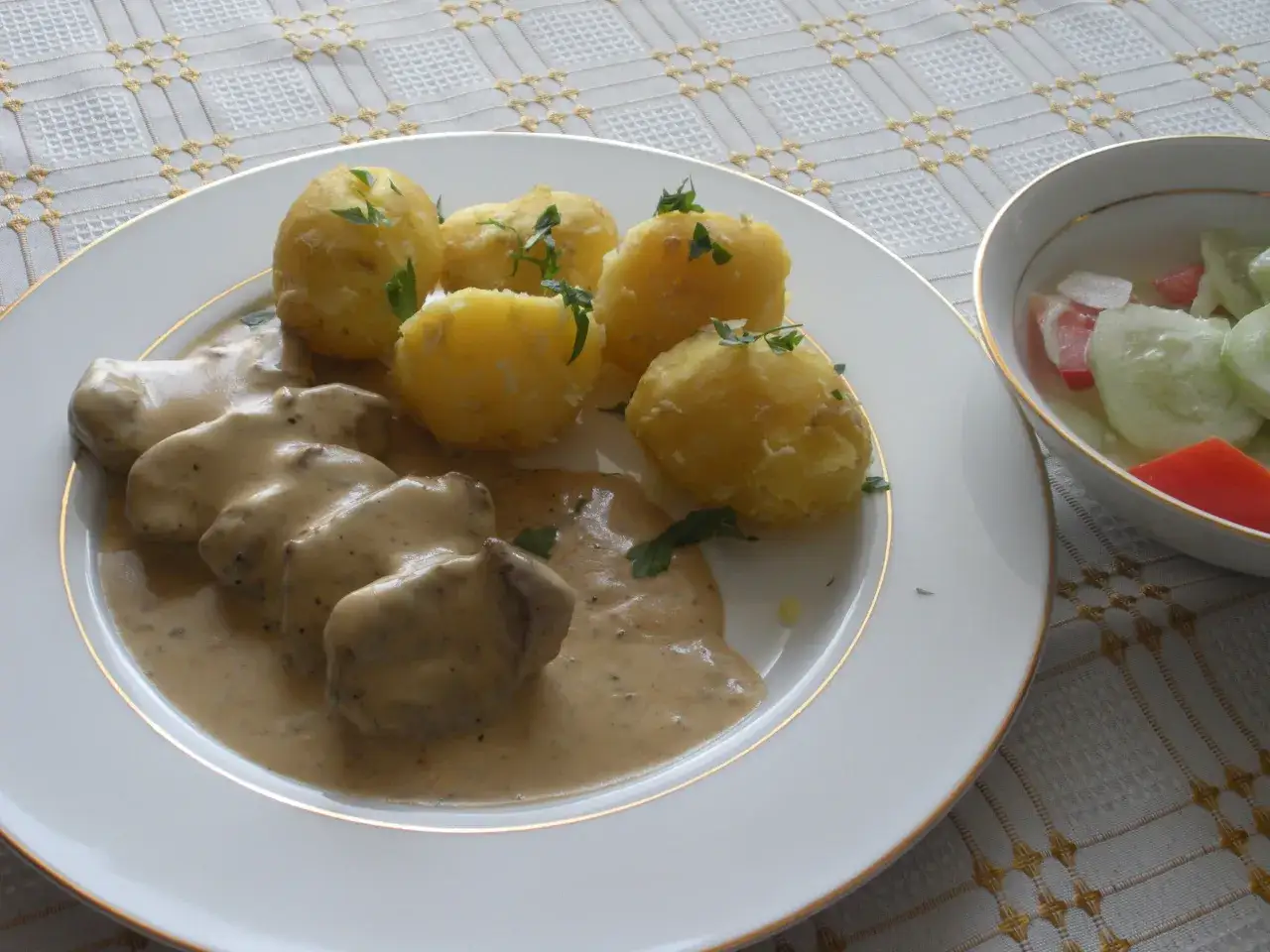 Polędwiczki w sosie sojowym z ziemniaczkami i surówką. Pyszny obiad gotowy!