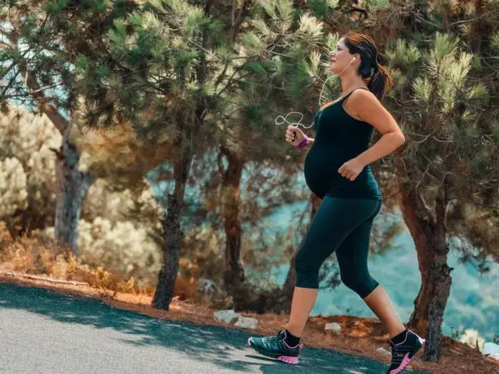 Bieganie w ciąży: Bezpieczne? Poradnik ekspertów dla aktywnych mam