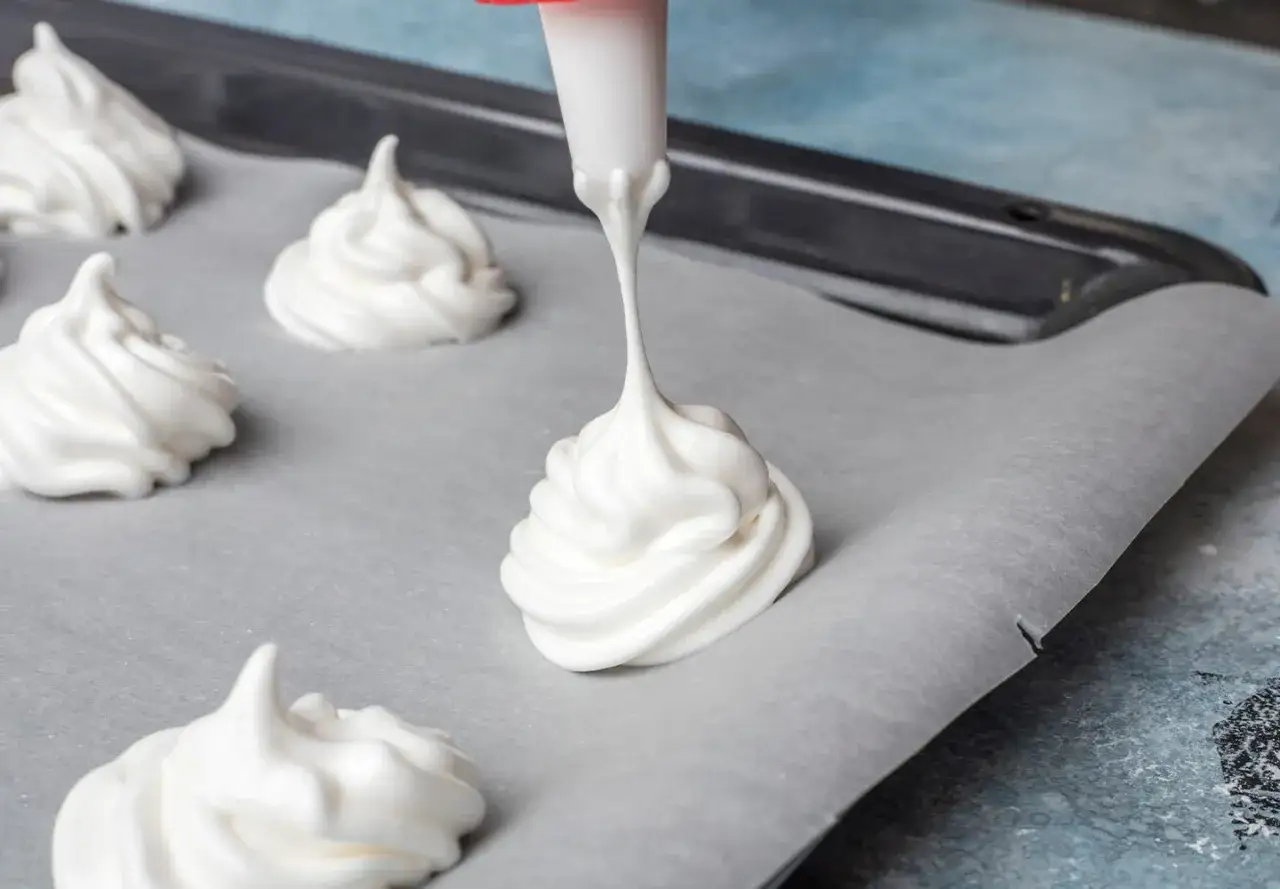 Jak ubić pianę bez miksera i trzepaczki - proste triki i porady