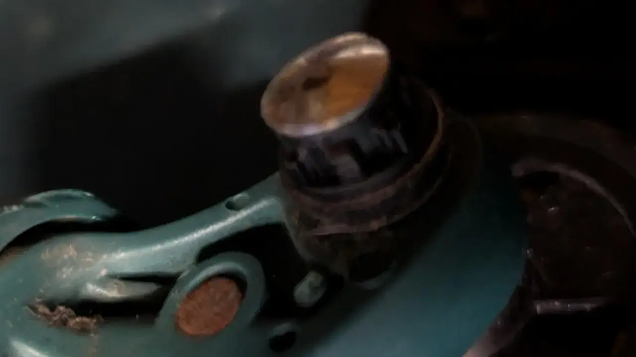 Zepsute kółko walizki Ochnik z bliska, widoczny mechanizm mocowania.