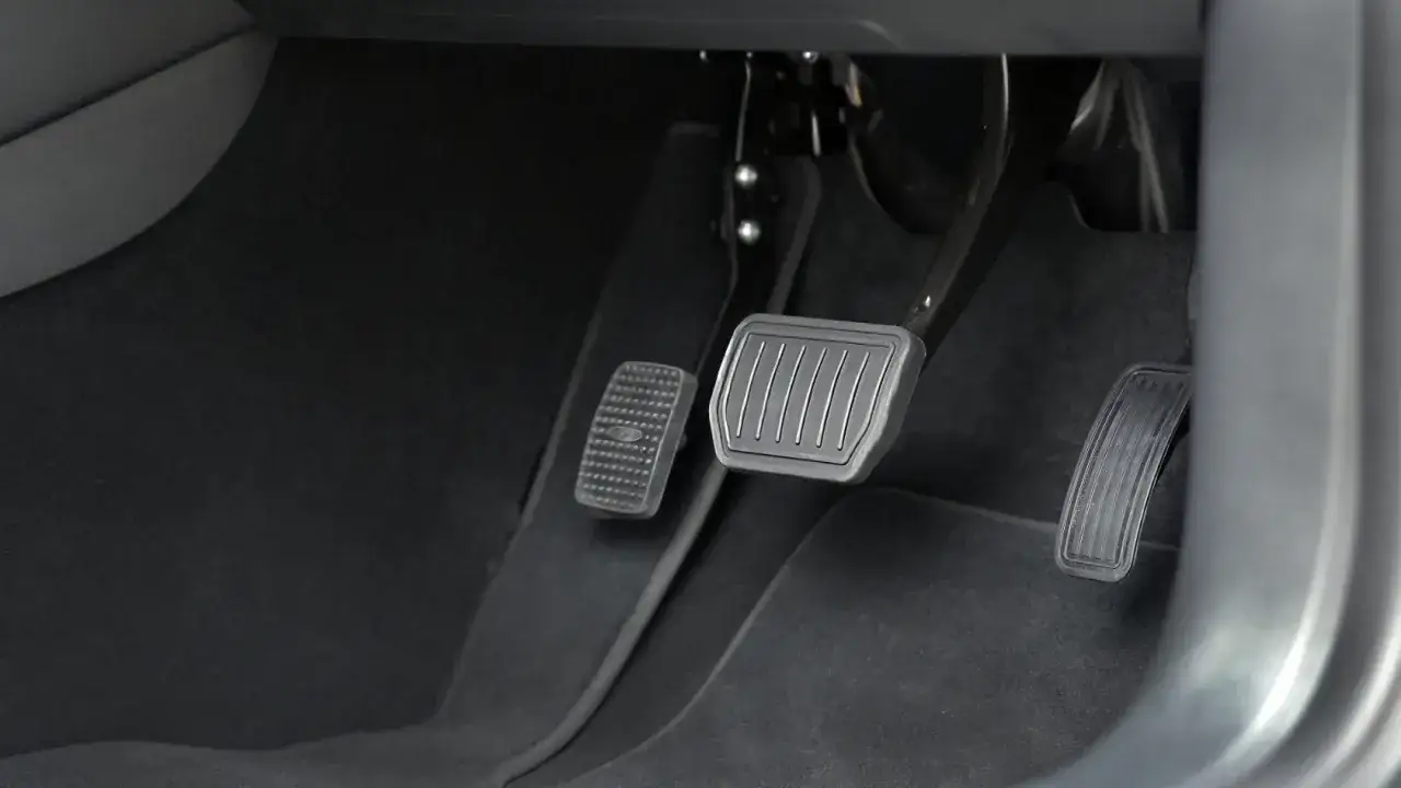 Gdzie jest sprzęgło w aucie? Lokalizacja pedału i mechanizmu