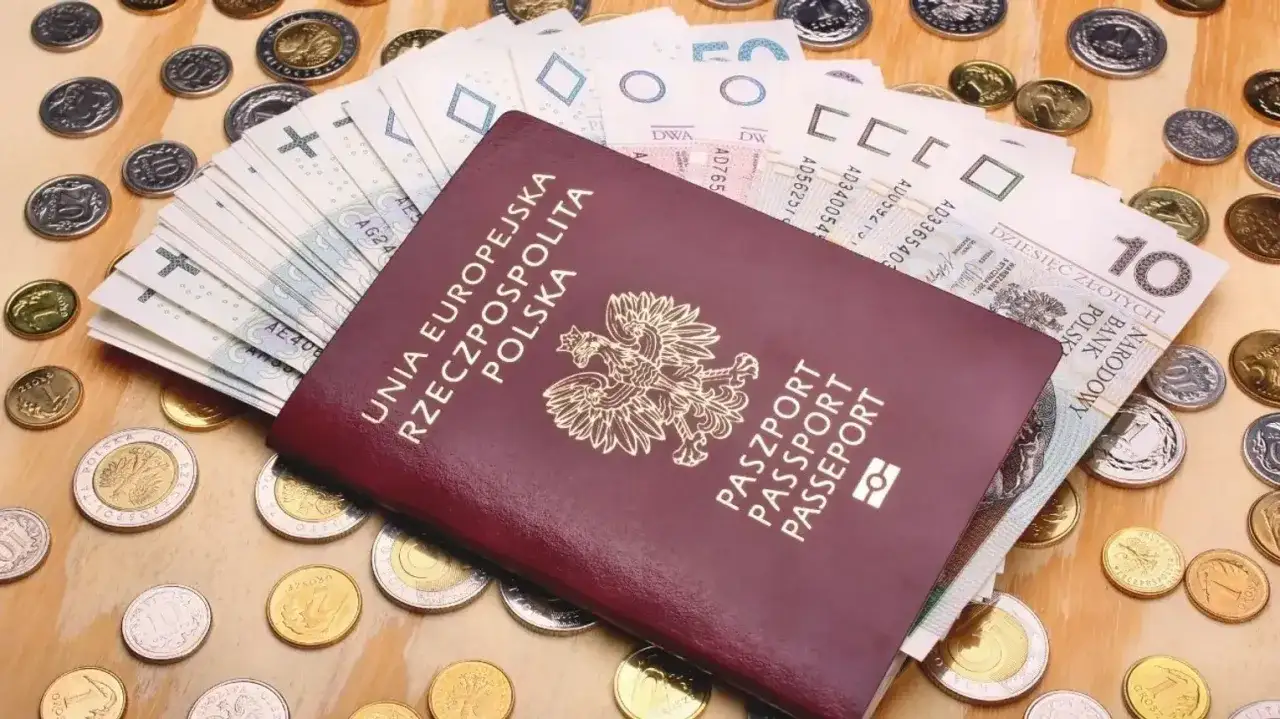 Ile kosztuje wymiana paszportu po utracie ważności? Sprawdź opłaty i ulgi