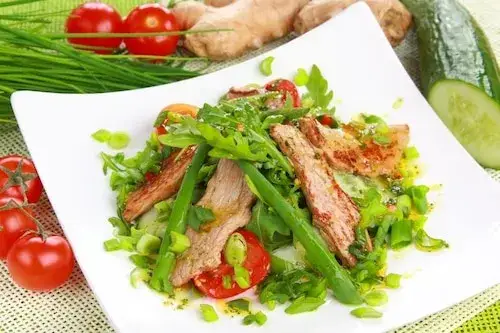 Idealne surówki do cielęciny, które zachwycą Twoje podniebienie