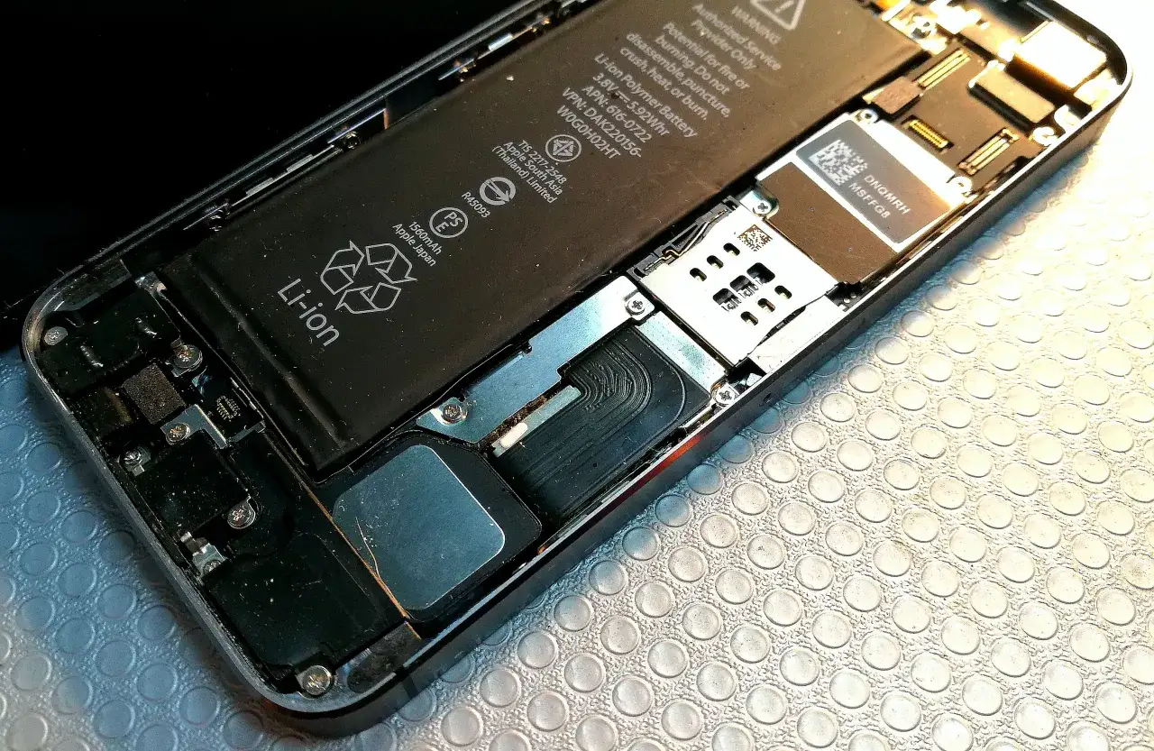 Wymieniona bateria w iPhonie 7 Plus, widok wnętrza telefonu.