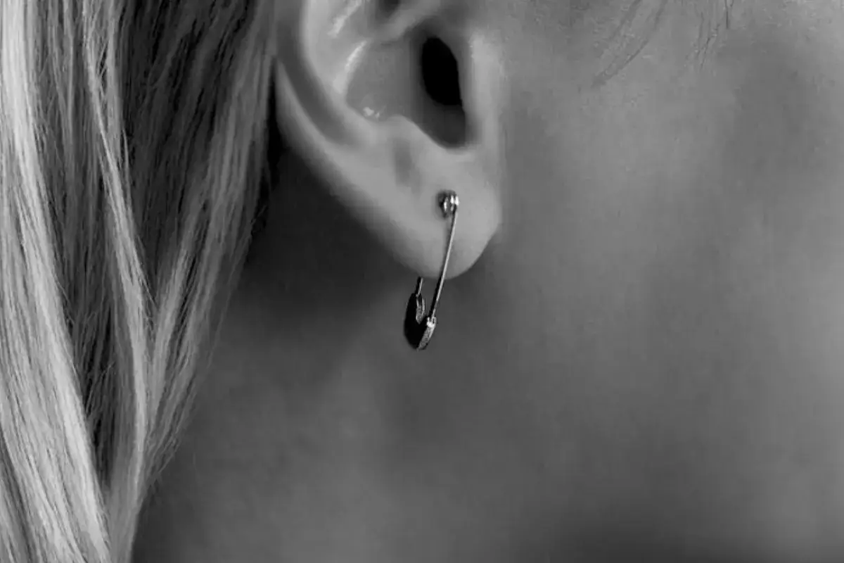 Co oznacza naszyjnik z agrafką? Poznaj jego głębokie znaczenie