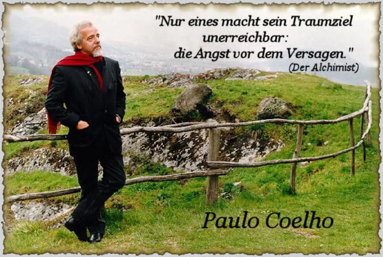 Mann mit rotem Schal und Anzug steht auf einem Hügel mit Zitat von Paulo Coelho.