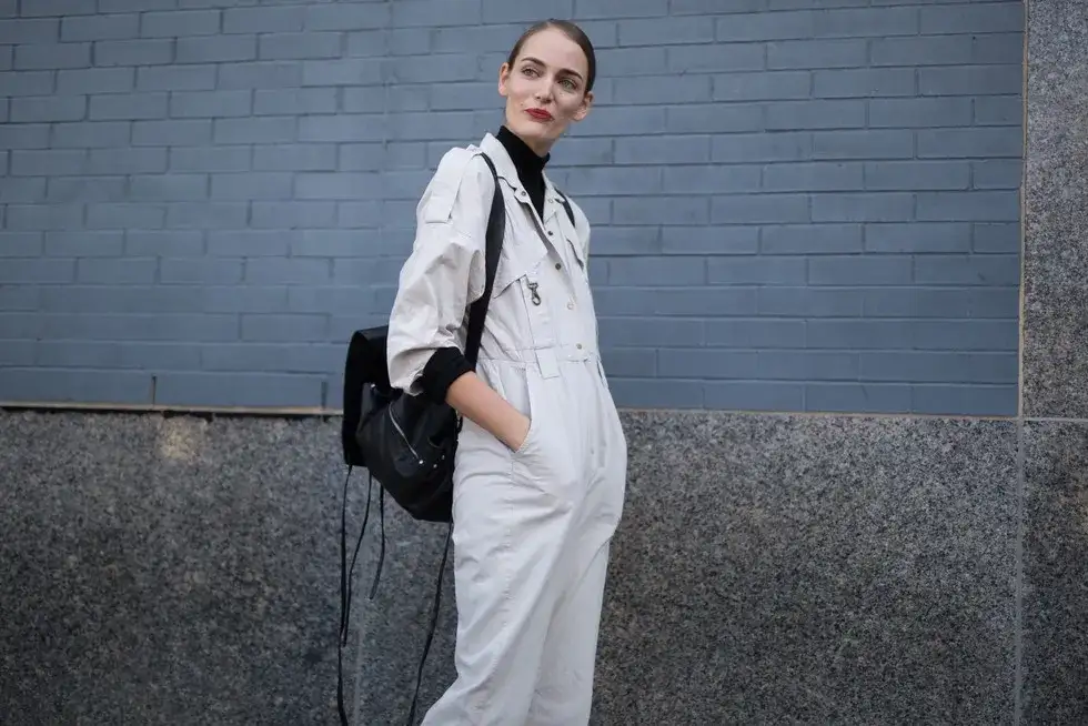 Kombinezony na co dzień: Styl, wygoda i jak je nosić?