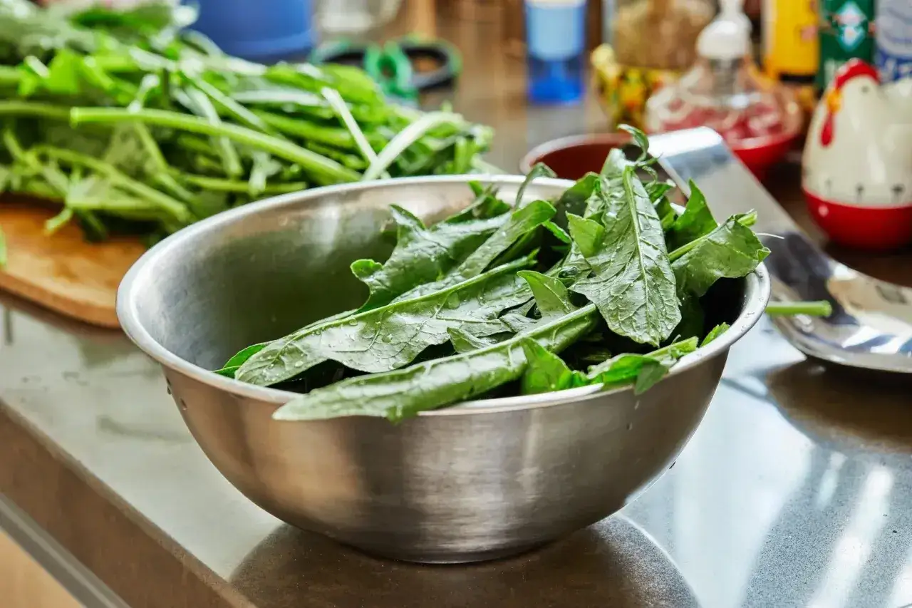 Ile kalorii ma zupa szczawiowa? Sprawdź, co wpływa na jej kaloryczność