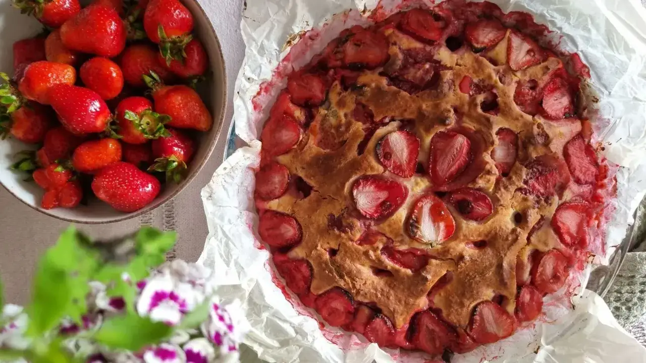 Fit Ciasto z Truskawkami - Zdrowy Placek dla Twojej Diety