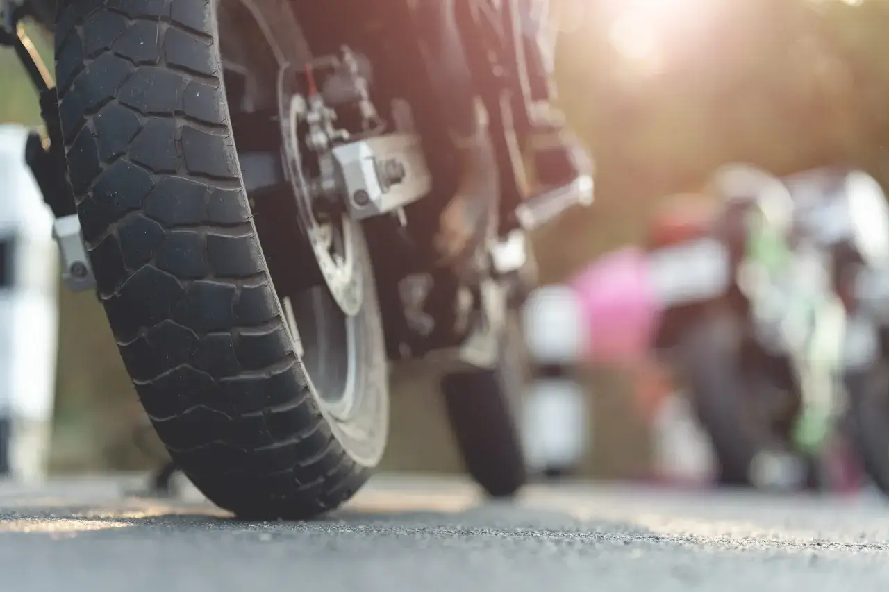 Kiedy wymienić opony w motocyklu? Przewodnik dla bezpieczeństwa