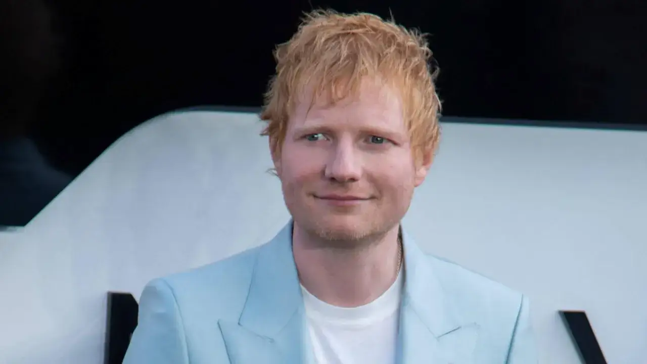 Ed Sheeran w błękitnej marynarce. Chcesz kupić bilet na jego koncert? Sprawdź, jak zamówić!