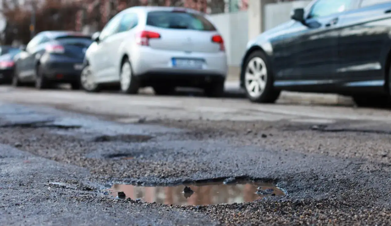 Poprzeczna nierówność jezdni - jak chronić auto i odzyskać pieniądze?
