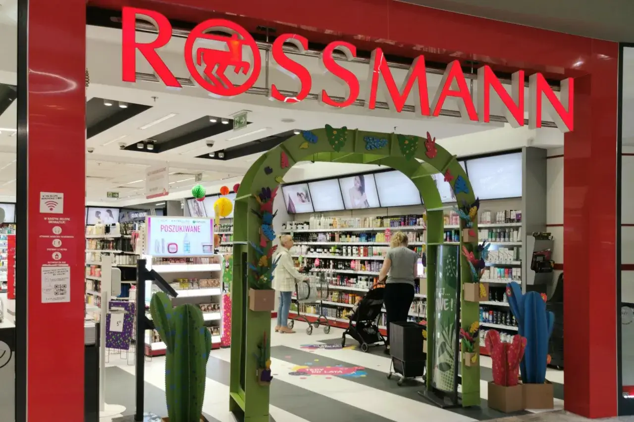 W Rossmannie można wydrukować zdjęcia. W sklepie są promocje i kosmetyki.