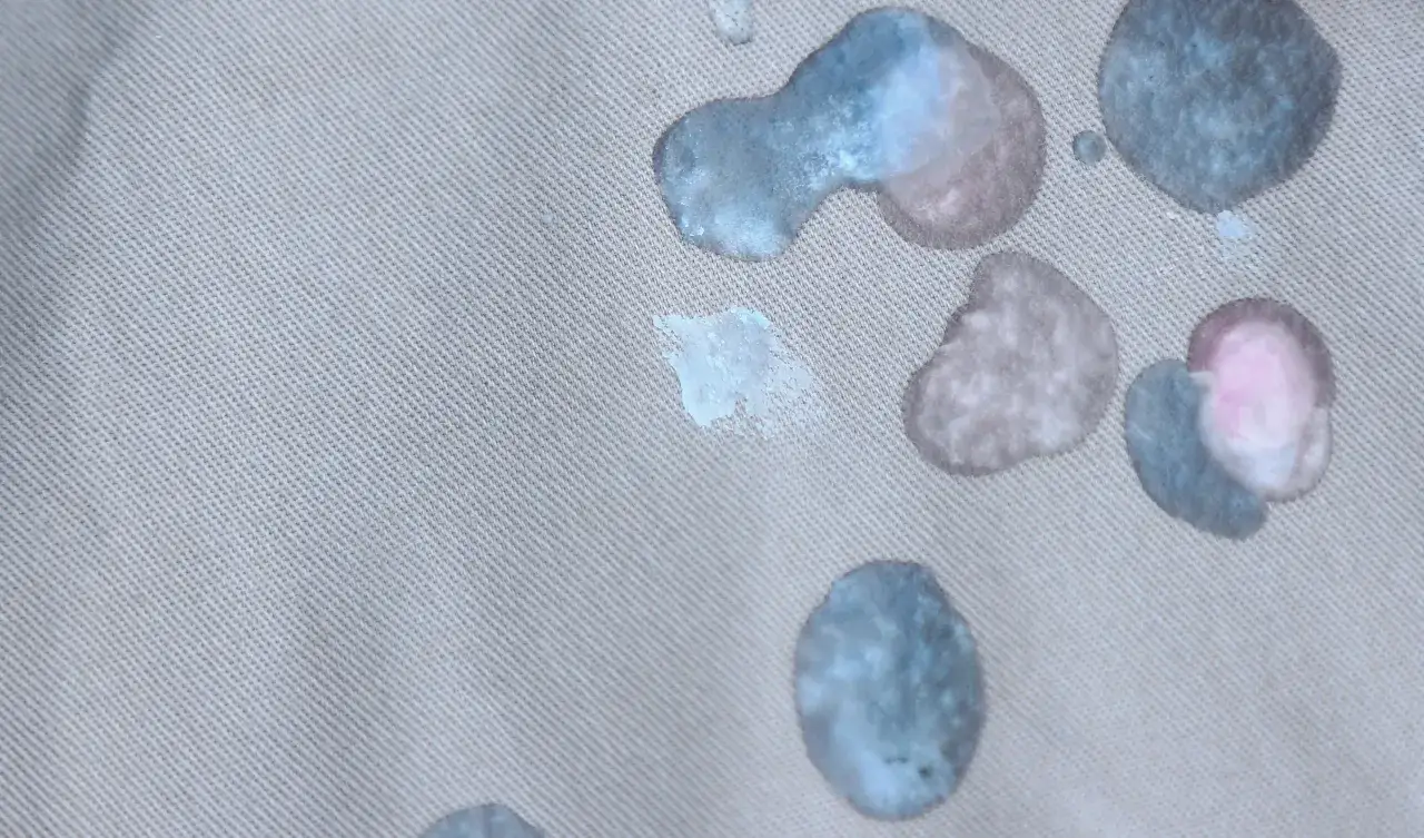 Jak usunąć plamę z wosku - skuteczne metody na różne materiały