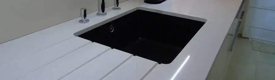Czarny blat kuchenny konglomerat - elegancja i trwałość w Twojej kuchni